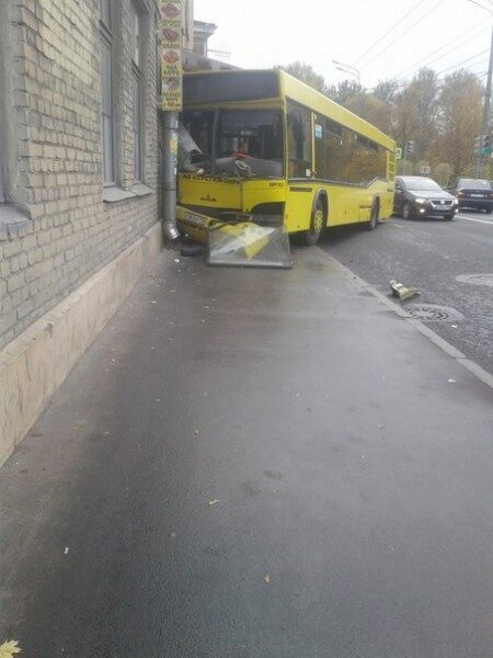 В Санкт-Петербурге пассажирский автобус врезался в стену дома