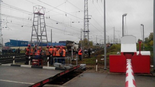 В сети появились первые снимки с места столкновения поезда с автобусом под Владимиром