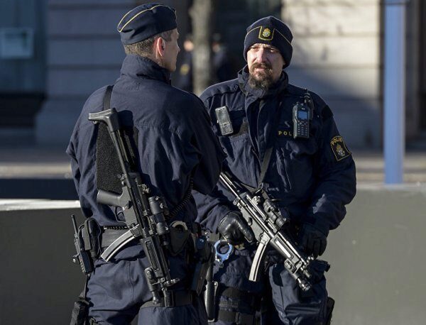 В Швеции неизвестные повредили полицейский участок пиротехническими средствами