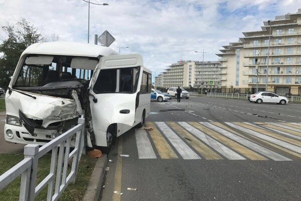 В Сочи вследствие столкновения двух автобусов пострадали семь человек
