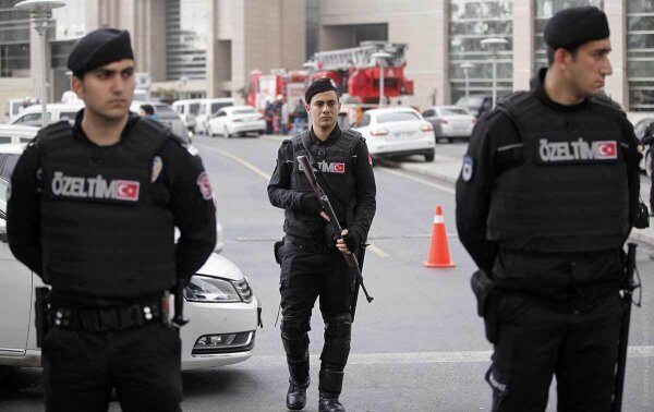 В Стамбуле неизвестный злоумышленник расстрелял школьников