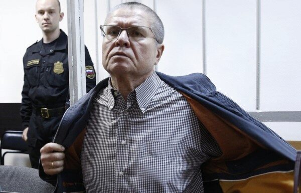 В суде показали видео предполагаемой передачи взятки Улюкаеву