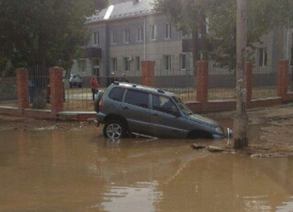 В Волгограде внедорожник «утонул» в яме на дороге