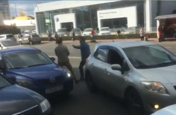 В Воронеже водители устроили жестокую драку за место на парковке