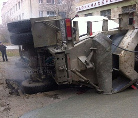В Челябинске перевернулась бетономешалка