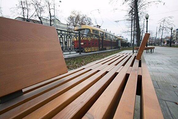 В Екатеринбурге на аллее проспекта Ленина поставили скамейки «лицом» к чугунному забору