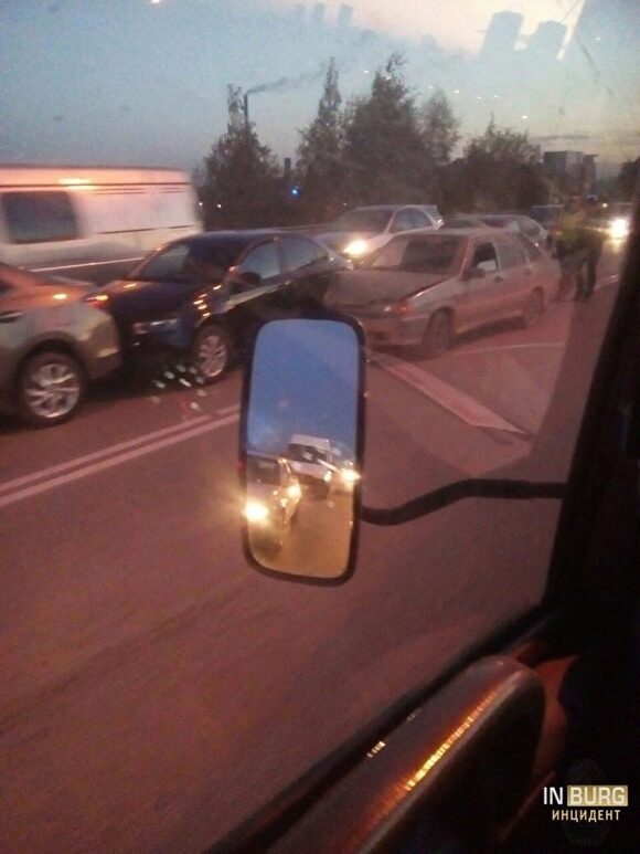 В Екатеринбурге произошло массовое ДТП. Пробки в городе — 8 баллов