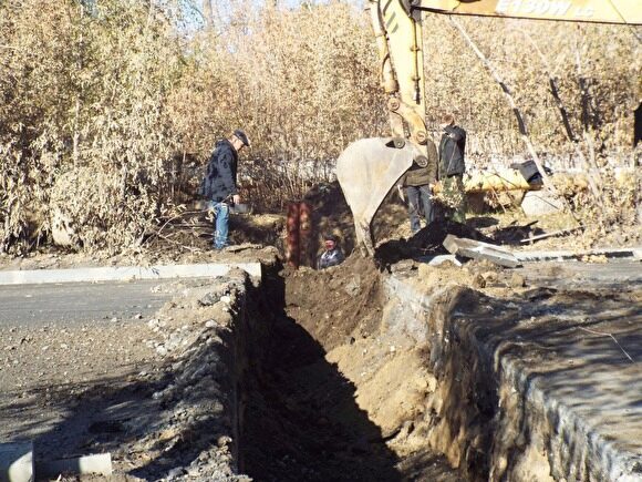 В Кургане раскопали новый асфальт на улице Химмашевской из-за порыва на теплотрассе