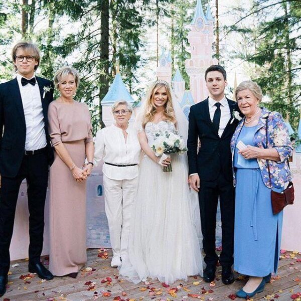 Внучка Алисы Фрейндлих поделилась снимком со своей свадьбы