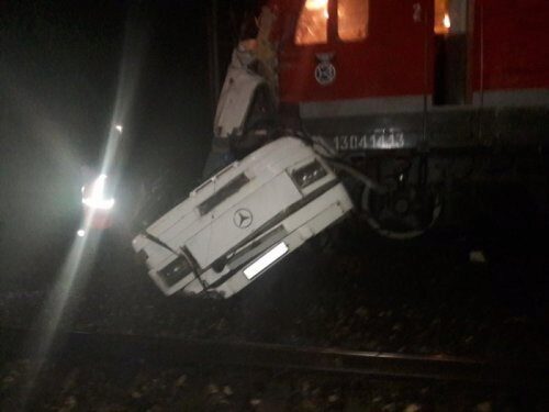 Во Владимирской области поезд протаранил пассажирский микроавтобус, 21 человек погибли