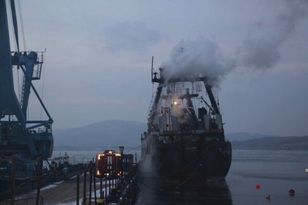 Во Владивостоке возле причала произошел серьезный пожар