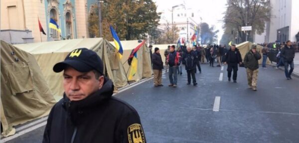 Возле Рады митингуют 200 человек, улица Грушевского перекрыта