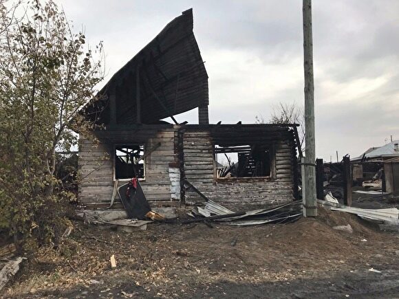 В Петухово при пожаре погибла 7-летняя девочка, двух детей мама успела выбросить в окно