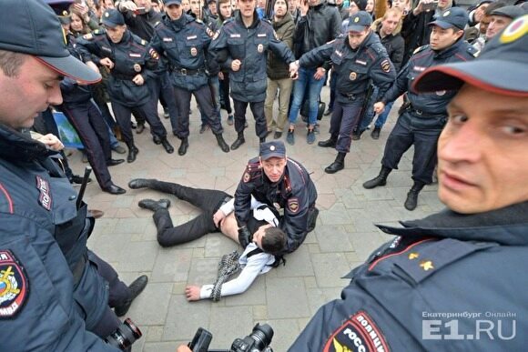 «Задушенный» на митинге Навального в Екатеринбурге студент получил 30 часов исправработ