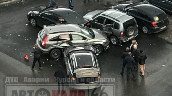«Замес» перед торговым центром: в ДТП попали 4 автомобиля (фото)