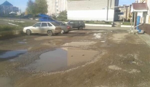 Житель Бавлов пожаловался на разбитую дорогу на улице Сайдашева 