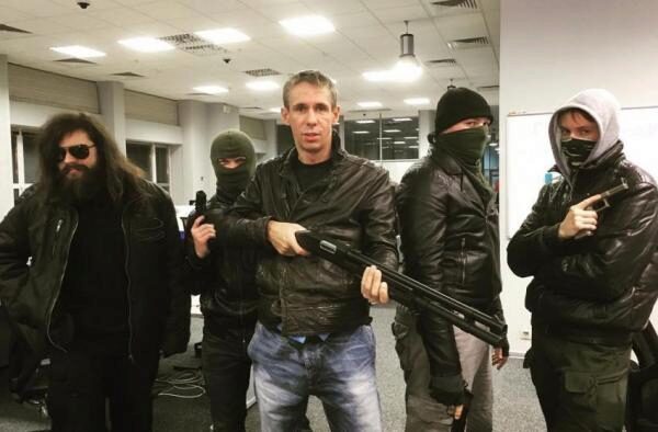 Алексей Панин опубликовал ролик, где угрожает Максиму Галкину дробовиком