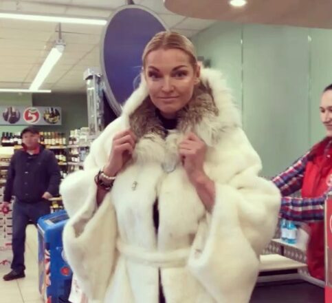 Анастасия Волочкова устроила фотосессию с фанатами в супермаркете