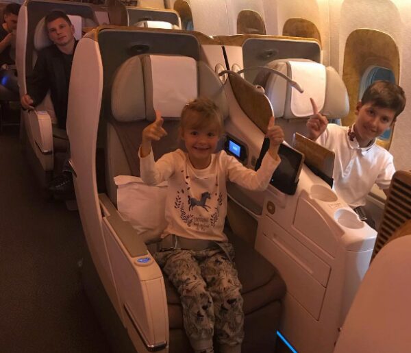 Андрей Аршавин увез жену с детьми в путешествие в роскошном бизнес-классе, а его родные дети летают экономным вариантом