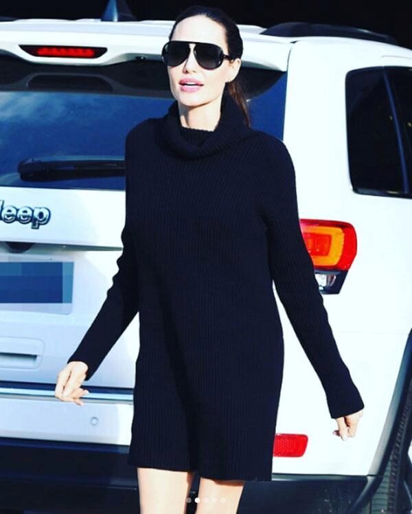 Анджелина Джоли поразила стройными ногами в коротком одеяние