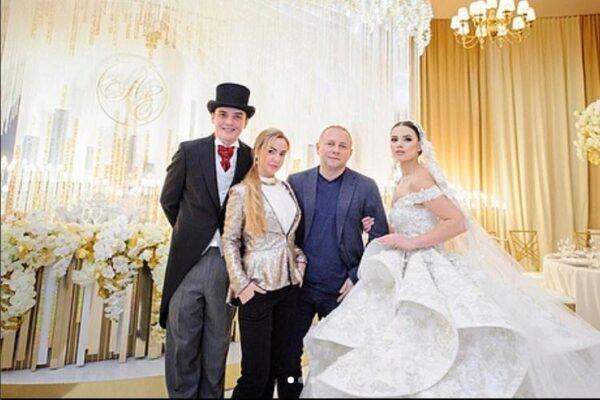 Анонимная гостья со свадьбы Артемовой и Кузина назвала платье невесты рекламным