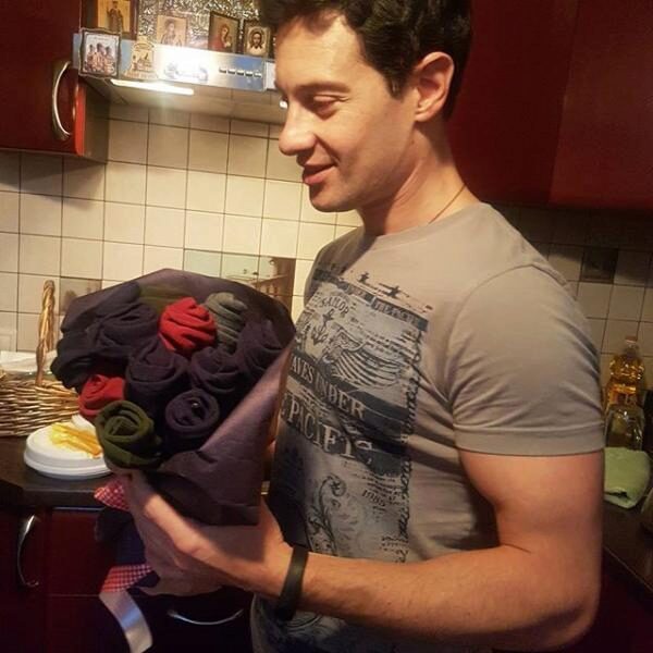 Антон Макарский получил на день рождения букет из разноцветных носков