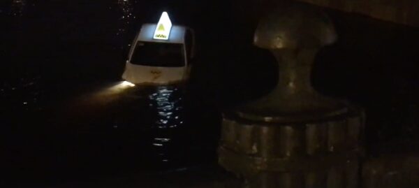 Автомобиль «Яндекс.Такси» вместе с пассажиром упал в реку в Санкт-Петербурге