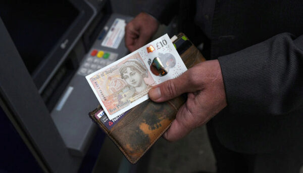 Банк Британии решил изъять из обращения старые купюры в 10 фунтов стерлингов