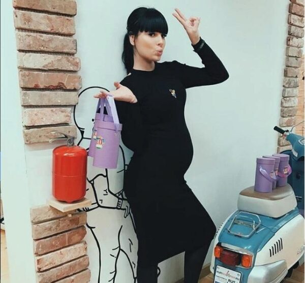 Беременная Нелли Ермолаева полностью отдается работе