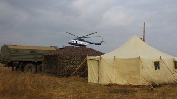 Бойцы СОБРа высадились с зависшего вертолета на аэродром