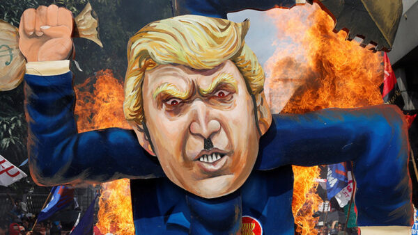 Чучело главы США Дональда Трампа в знак протеста сожгли на Филиппинах