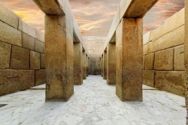 Чудеса древних технологий: «изогнутые» камни в египетском Храме Хефрена