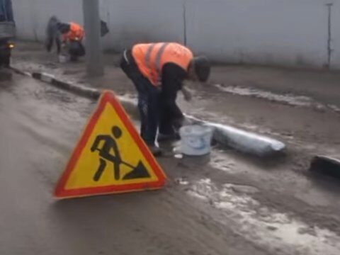 Депутат уличил саратовских коммунальщиков в покраске грязных бордюров