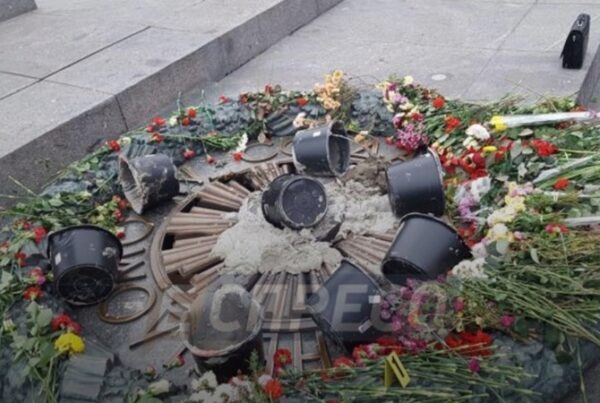 Дерзкая атака: Вечный огонь в Киеве превратили в могилу