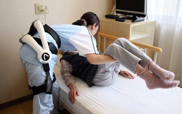 Дома престарелых в Японии массово тестируют роботов