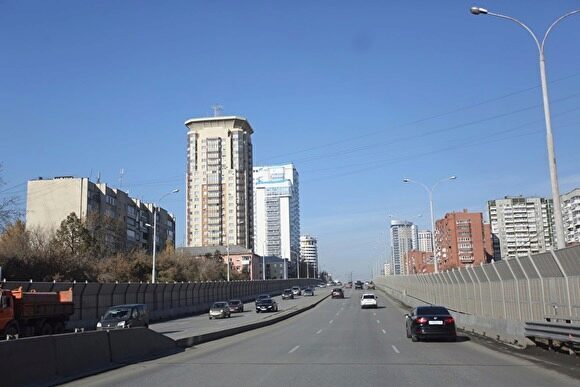 Екатеринбург опередил Челябинск в оценках качества дорог и ситуации с парковками