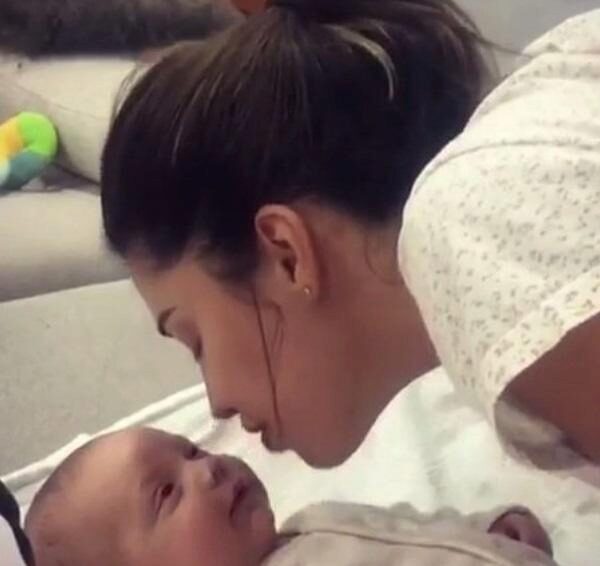 Экс-участница «Дома-2» Лиза Шароха впервые показала лицо своего ребенка