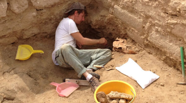 Гражданин Антальи откопал у себя в саду древнейшую гробницу