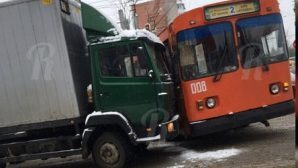 Грузовик МАЗ протаранил троллейбус в Смоленске