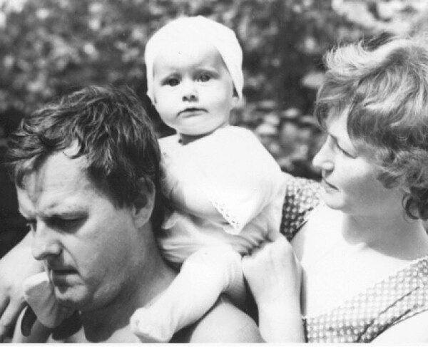 Именинница Ксения Собчак показала детскую фотографию с родителями