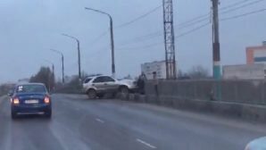 Из-за гололеда кроссовер вылетел с моста в Брянске