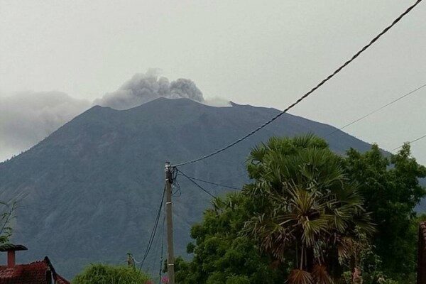 Из-за извержения вулкана на Бали отменили авиарейсы