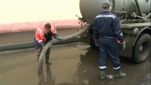 Коммунальщики в центре Ярославля вышли выкачивать воду из луж