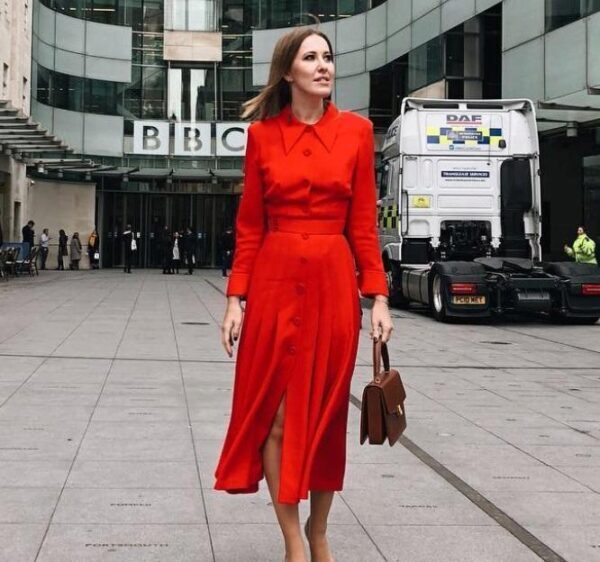 Ксения Собчак прогулялась по Лондону в элегантном ярко-красном платье