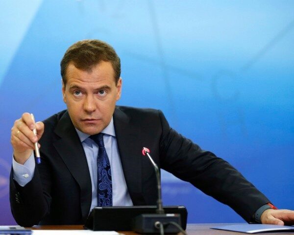Медведев: в Пенсионном фонде есть средства для выплаты пенсий