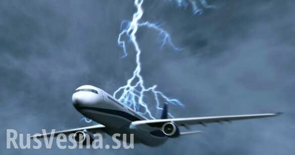 Молния «прошила» пассажирский самолет – захватывающие кадры (ВИДЕО)