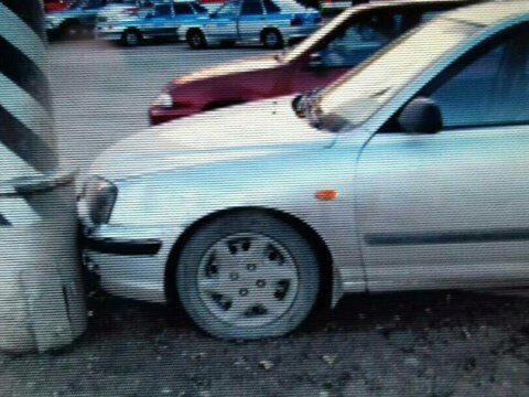 На проспекте Строителей водитель Hyundai врезался в столб