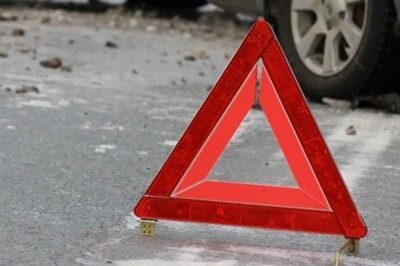 На трассе в Крыму столкнулись три иномарки, два человека погибли