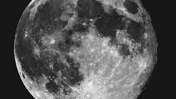 NASA: Специалисты доказали, что Луна не серого цвета
