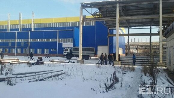 На заводе в Полевском, куда сегодня выезжали полиция и Росгвардия, остановили производство